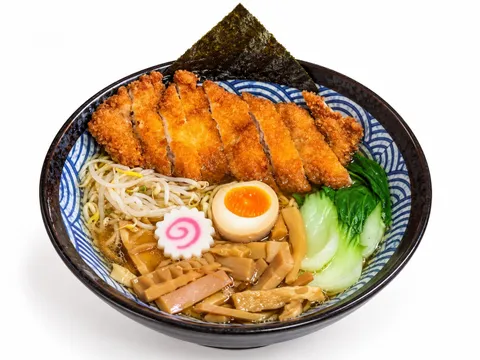 Chicken Katsu Ramen con cotoletta di pollo, uovo marinato e naruto